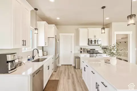 Kitchen - 3672 E Barton Dr, Eagle Mountain, UT 84005 photo 4 of 9