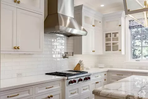 Kitchen - 2590 E Olympus Dr S, Holladay, UT 84124 photo 6 of 11