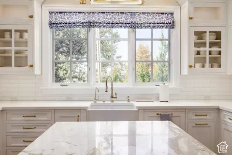 Kitchen - 2590 E Olympus Dr S, Holladay, UT 84124 photo 3 of 11