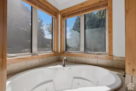 Bath - 2503 S Lookout Dr, Mapleton, UT 84664 photo 2 of 6