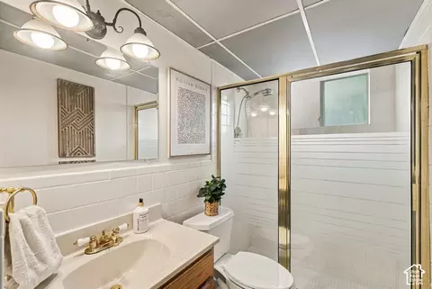 Bath - 580 E Aloha Ln, Sandy, UT 84070 photo 2 of 2
