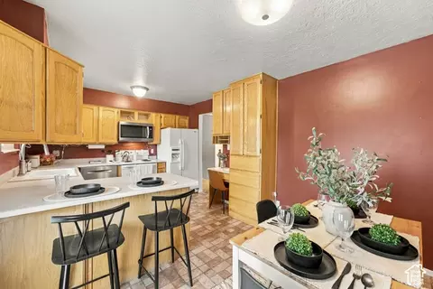 Kitchen - 580 E Aloha Ln, Sandy, UT 84070 photo 3 of 5