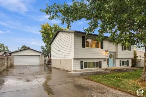 Exterior - 580 E Aloha Ln, Sandy, UT 84070 photo 2 of 7