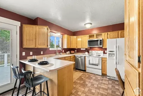 Kitchen - 580 E Aloha Ln, Sandy, UT 84070 photo 4 of 5