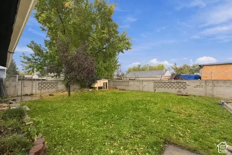 Exterior - 580 E Aloha Ln, Sandy, UT 84070 photo 6 of 7