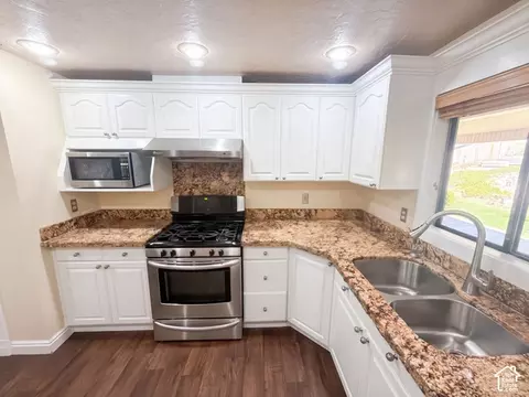 Kitchen - 11129 S 2125 E, Sandy, UT 84092 photo 3 of 8