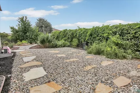 Exterior - 724 W Maple Drift Ln, Draper, UT 84020 photo 3 of 4