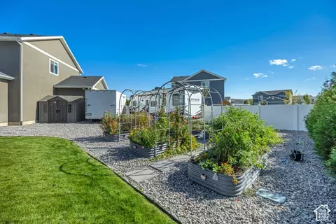 Exterior - 7727 N Lone Tree Ct E, Eagle Mountain, UT 84005 photo 10 of 13
