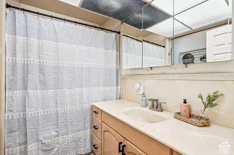 Bath - 161 W Washington Ave S, Murray, UT 84107 photo 2 of 2