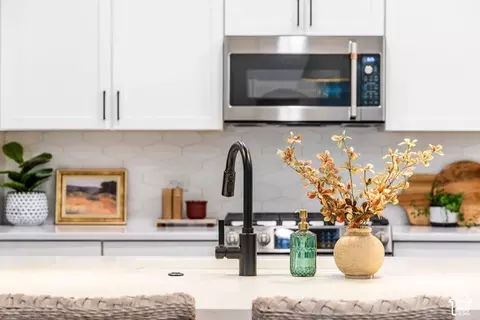 Kitchen - 252 E Bellis Ct #117, Draper, UT 84020 photo 6 of 7