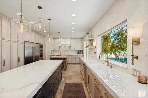 Kitchen - 2047 E Candle Tree Cv S, Sandy, UT 84092 photo 4 of 9