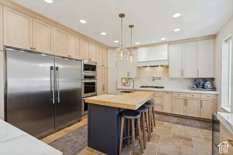 Kitchen - 2047 E Candle Tree Cv S, Sandy, UT 84092 photo 6 of 9