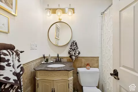 Bath - 2047 E Candle Tree Cv S, Sandy, UT 84092 photo 5 of 5