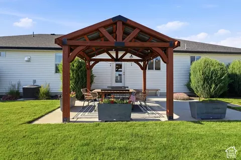 Exterior - 1058 E 300 S, Smithfield, UT 84335 photo 11 of 16