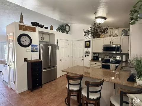 Kitchen - 6276 S Sandwedge Cir, Murray, UT 84123 photo 3 of 3