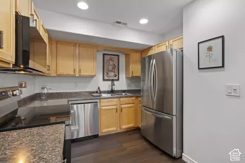 Kitchen - 4999 S Riverside Dr, Murray, UT 84123 photo 2 of 2
