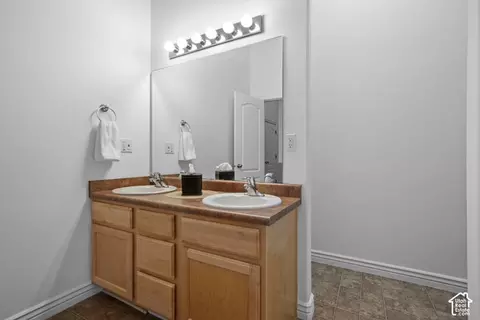 Bath - 4999 S Riverside Dr, Murray, UT 84123 photo 4 of 5