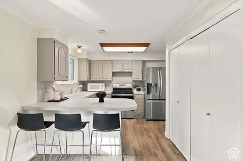 Kitchen - 21 W 6830 S, Murray, UT 84107 photo 4 of 5