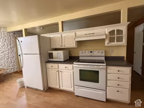 Kitchen - 507 W Anderson Ave, Murray, UT 84123 photo 2 of 3