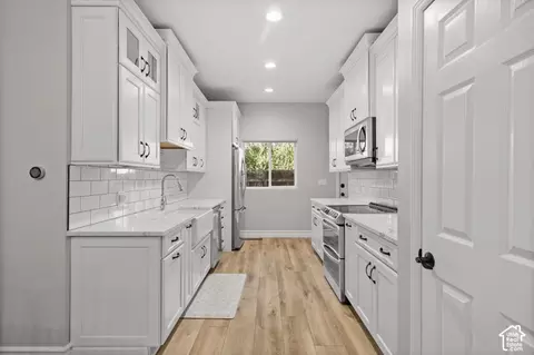 Kitchen - 2090 E Cresthill Dr, Holladay, UT 84117 photo 2 of 3