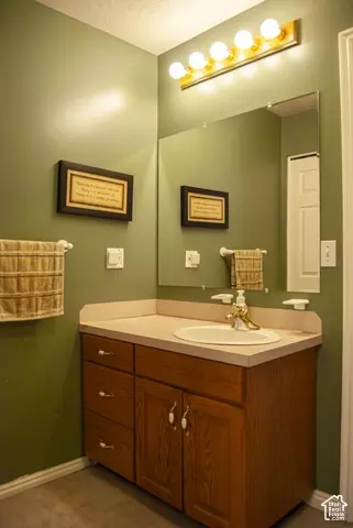 Bath - 1028 E Gordon Ave N, Layton, UT 84040 photo 2 of 3