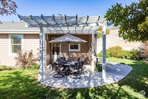 Exterior - 6425 S Tanner Ln E, Murray, UT 84121 photo 5 of 9