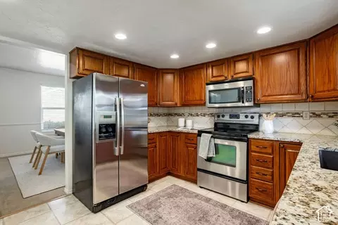 Kitchen - 6425 S Tanner Ln E, Murray, UT 84121 photo 3 of 3