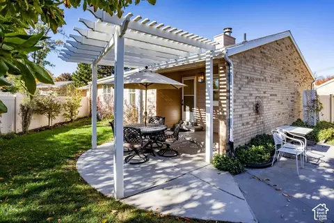 Exterior - 6425 S Tanner Ln E, Murray, UT 84121 photo 4 of 9