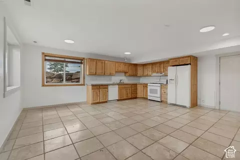 Kitchen - 2568 N Lake Mountain Rd, Eagle Mountain, UT 84005 photo 6 of 7