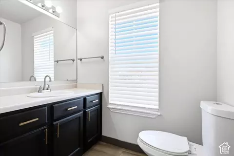 Bath - 674 E Abottsford Ct S, Sandy, UT 84070 photo 4 of 6