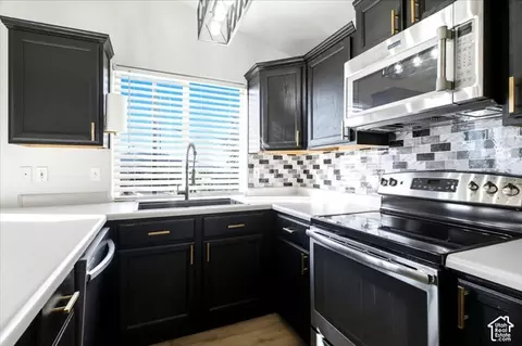 Kitchen - 674 E Abottsford Ct S, Sandy, UT 84070 photo 2 of 2