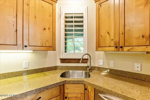 Kitchen - 4757 S Meadowview Rd, Murray, UT 84107 photo 4 of 8