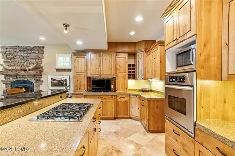 Kitchen - 4757 S Meadowview Rd, Murray, UT 84107 photo 6 of 8