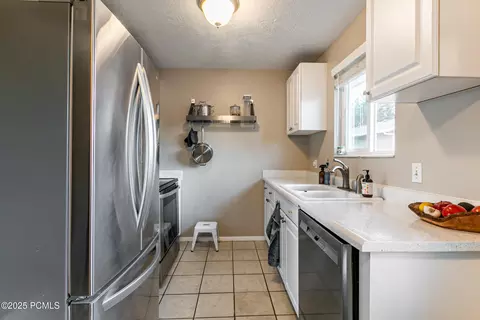 Kitchen - 5235 S Glendon Way #Y4, Murray, UT 84123 photo 5 of 6