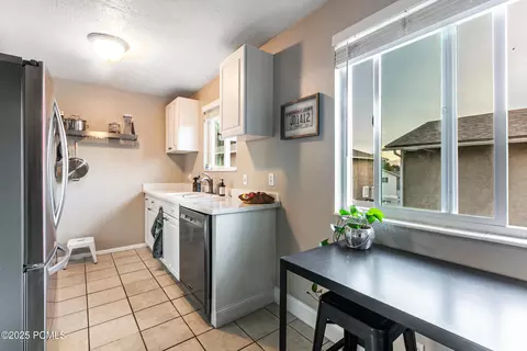 Kitchen - 5235 S Glendon Way #Y4, Murray, UT 84123 photo 4 of 6