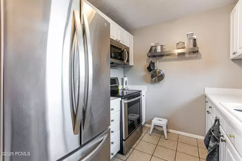 Kitchen - 5235 S Glendon Way #Y4, Murray, UT 84123 photo 6 of 6