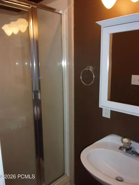 Bath - 902 E Hamlet Cir, Midway, UT 84049 photo 2 of 3