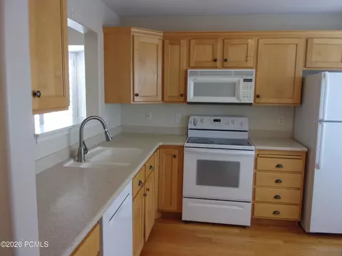 Kitchen - 902 E Hamlet Cir, Midway, UT 84049 photo 1 of 3