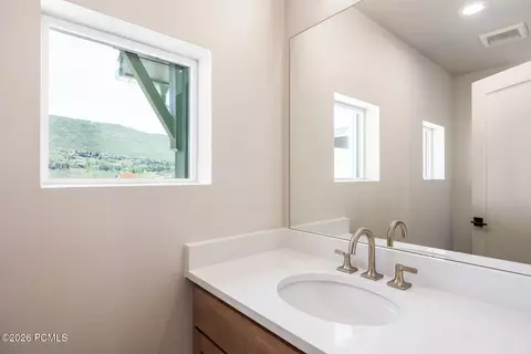 Bath - 372 W Ascent Dr, Hideout, UT 84036 photo 1 of 4