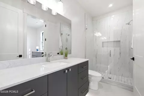 Bath - 11321 N Soaring Hawk Ln, Hideout, UT 84036 photo 6 of 11