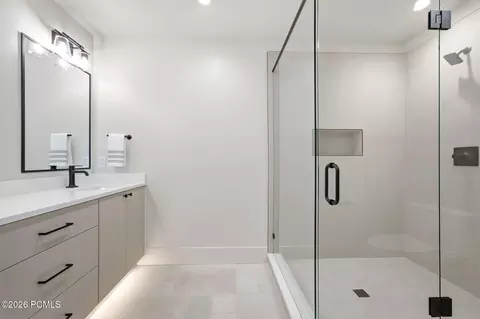 Bath - 11321 N Soaring Hawk Ln, Hideout, UT 84036 photo 8 of 11