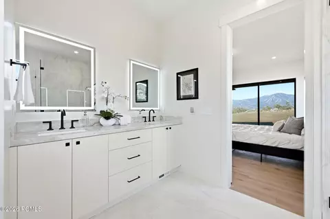 Bath - 11321 N Soaring Hawk Ln, Hideout, UT 84036 photo 5 of 11