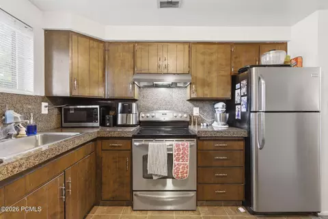Kitchen - 1171 S 100 East E, Orem, UT 84058 photo 3 of 3