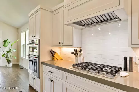 Kitchen - 1258 N Canyon View Rd, Midway, UT 84049 photo 4 of 5