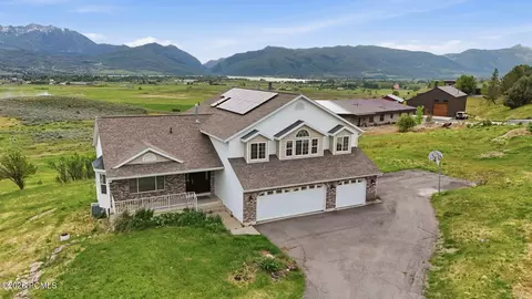 8927 E Pineview Dr, Huntsville, UT 84317