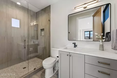 Bath - 1105 E Longview Dr, Hideout, UT 84036 photo 7 of 11