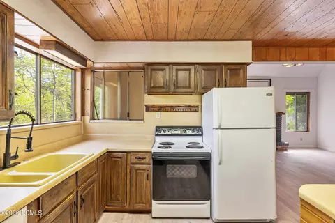 Kitchen - 5317 E Targee Dr, Oakley, UT 84055 photo 4 of 4