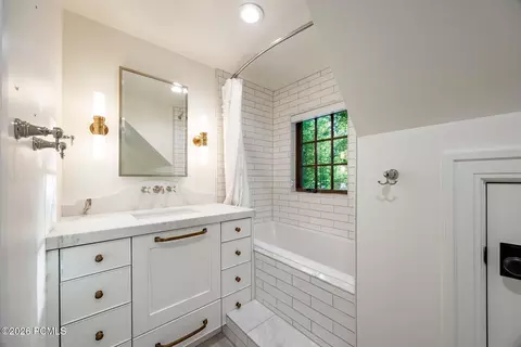 Bath - 2400 E Walker Ln, Holladay, UT 84117 photo 6 of 7