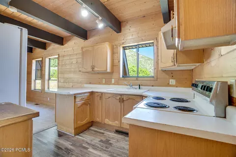 Kitchen - 4766 S Haven Estates Dr, Daniel, UT 84032 photo 2 of 2