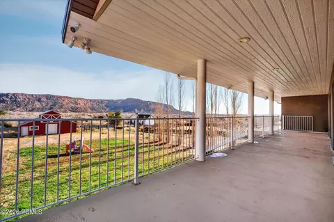 Exterior - 640 N Juniper St, Hildale, UT 84784 photo 2 of 11